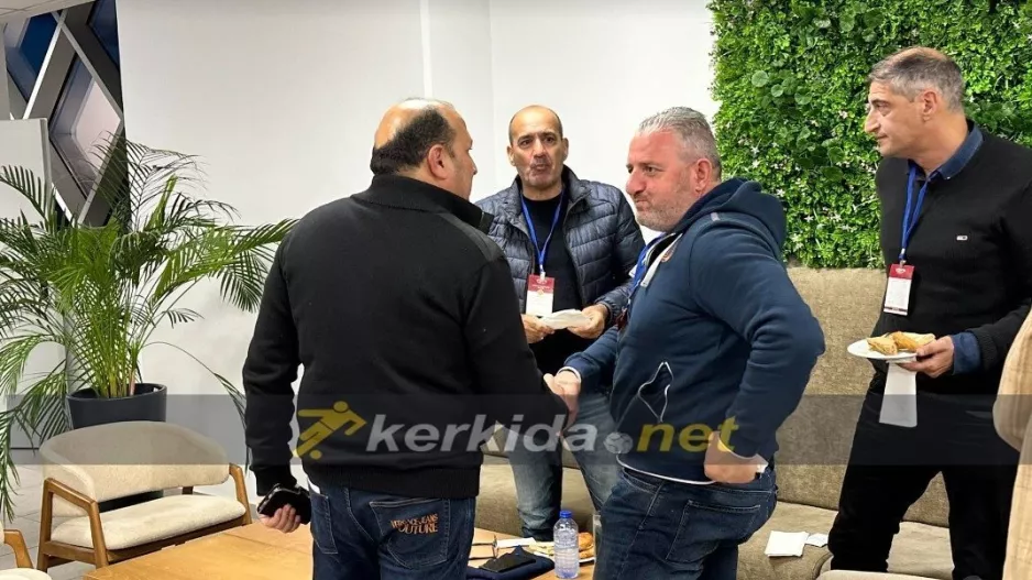 Ο Πρόεδρος... άφιξη και χειραψίες! (Φώτος)