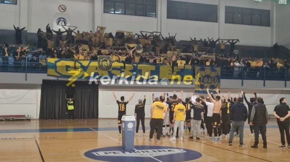 (ΒΙΝΤΕΟ kerkida) Κόσμος-παίκτες... έγιναν ένα: "Το κεφάλι ψηλά - η σημαία στα ουράνια!"