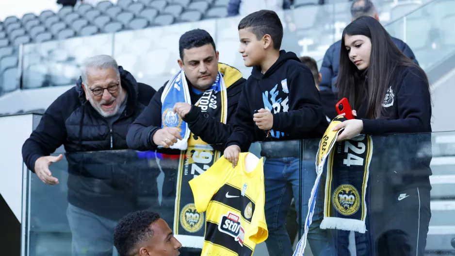 Μοίρασε... υπογραφές ο Ελίασον! 