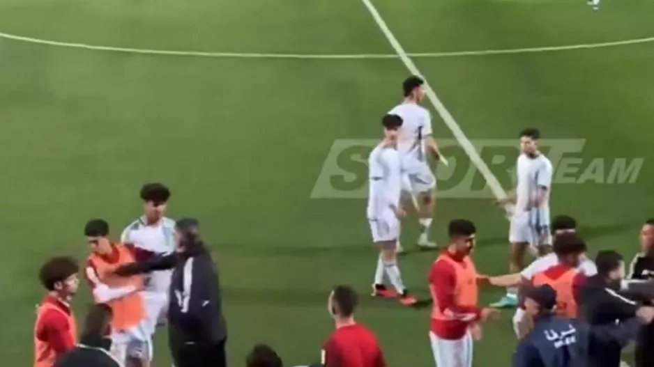 Ο προπονητής της Αλγερίας U20 χαστούκισε τους παίκτες του μετά από καυγά με αντιπάλους!