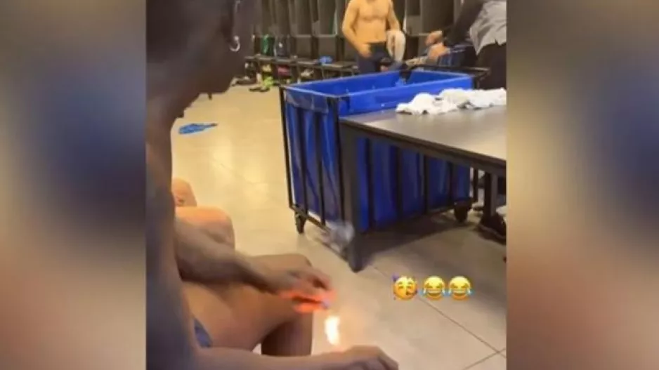 Το έκανε κι αυτό! Πέταξε δυναμιτάκι μέσα στα αποδυτήρια ο Μπαλοτέλι! (βίντεο)