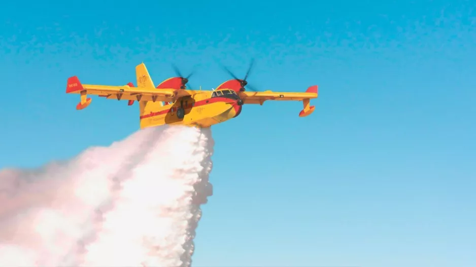 Και τη νύχτα στη μάχη της πυρόσβεσης τα 7 νέα Canadair που παίρνει η Ελλάδα