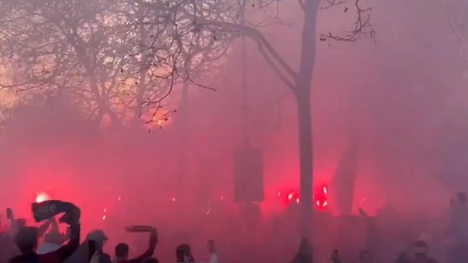 Υποδοχή με καπνογόνα και συνθήματα για την αποστολή της Μπαρτσελόνα πριν την αναμέτρηση με τη Νάπολι!