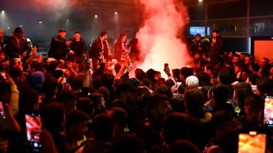 (Βίντεο) Υποδοχή ηρώων στους παίκτες της Φενέρμπαχτσε μετά το ξύλο στην Τραπεζούντα 