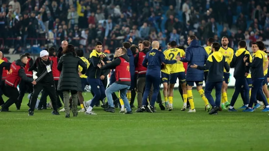 "Η UEFA θα αποβάλει τη Φενέρ αν επιλέξει να αποχωρήσει από το πρωτάθλημα"