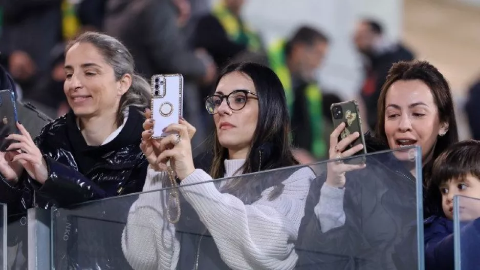Στα κινητά...
