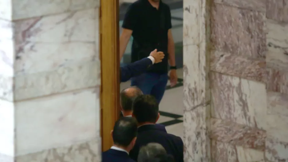 Κρατείται ο Φλώρος με εντολή του Τασούλα για τις μπουνιές στον Γραμμένο μέσα στη Βουλή