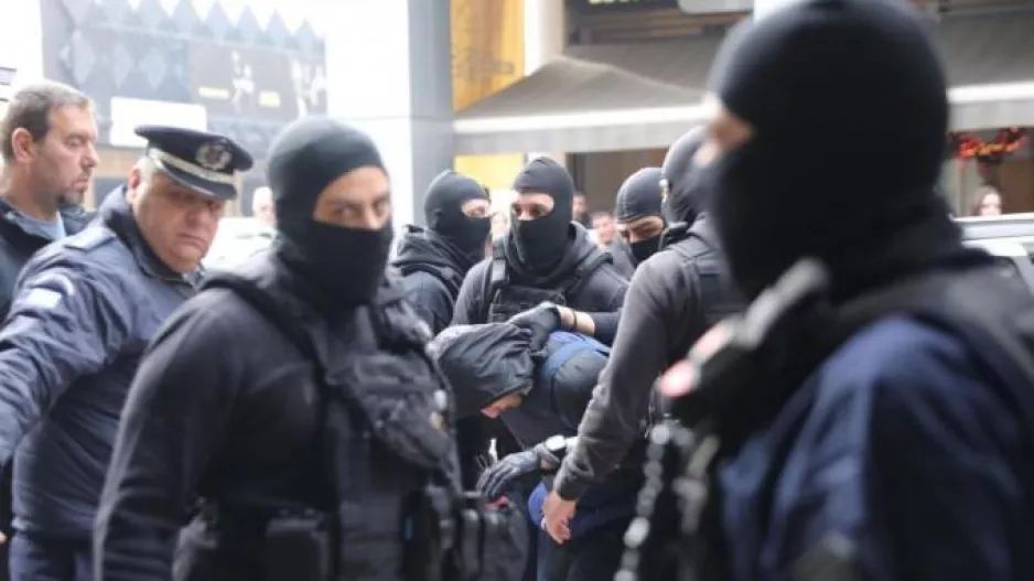 Ρέντη: Στρατολογούσαν τους «μικρούς» με… μπύρες και σουβλάκια