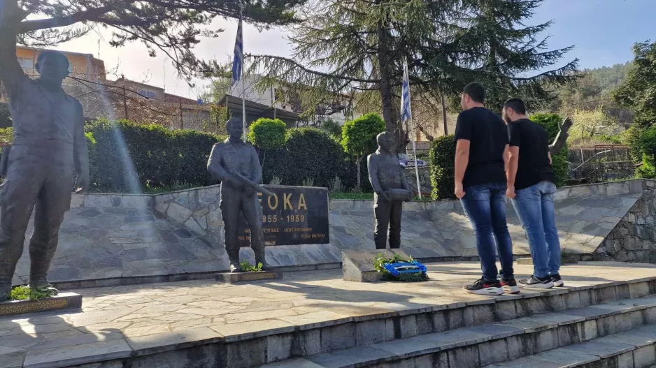 Κατάθεση στεφάνου στα Σπήλια