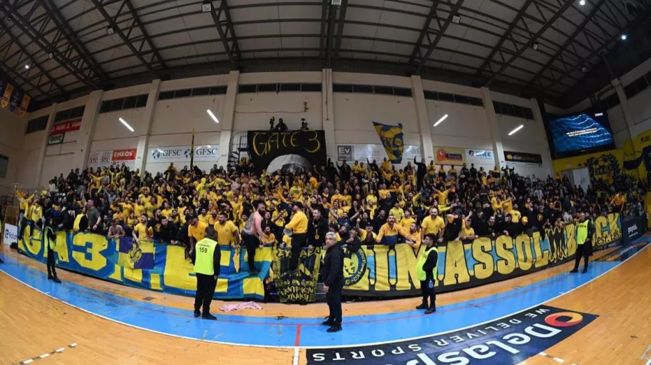ΘΥΡΑ 3/"Σήμερα πάμε να γκρεμίσουμε τα πέτρινα χρόνια όλοι μαζί"