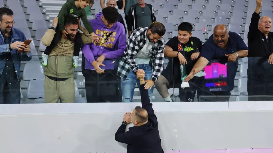 Η χειραψία με τον Σολ, ο πανηγυρισμός του Εγγλέζου και το χαμόγελο του Χένρι!
