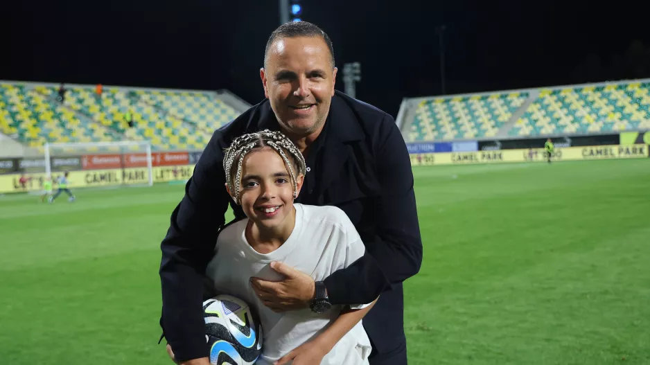 Ο Σιμόν junior με τον... μπαμπά!