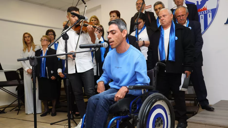(Βίντεο) Η στιγμή που ο Ξένιος τραγούδησε το τραγούδι του