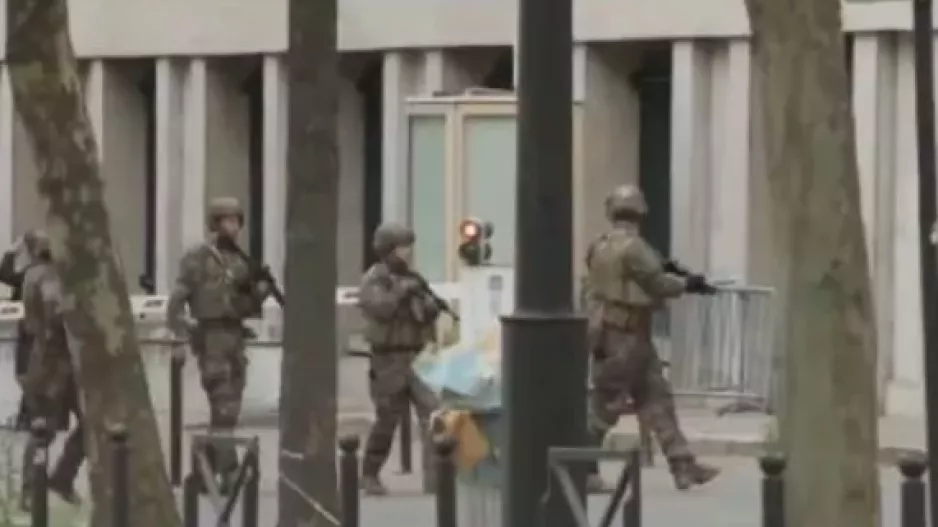 Συνελήφθη ο άνδρας που απειλούσε να ανατιναχτεί στο ιρανικό προξενείο στο Παρίσι - Δείτε βίντεο