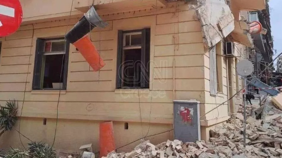 Πασαλιμάνι: Ένας νεκρός και τρεις τραυματίες από κατάρρευση κτηρίου - Επτά προσαγωγές
