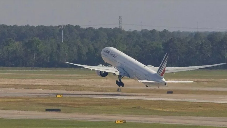 Ταλαιπωρία για επιβάτες της Air France - Κοιμήθηκαν στο πάτωμα μετά από αναγκαστική προσγείωση