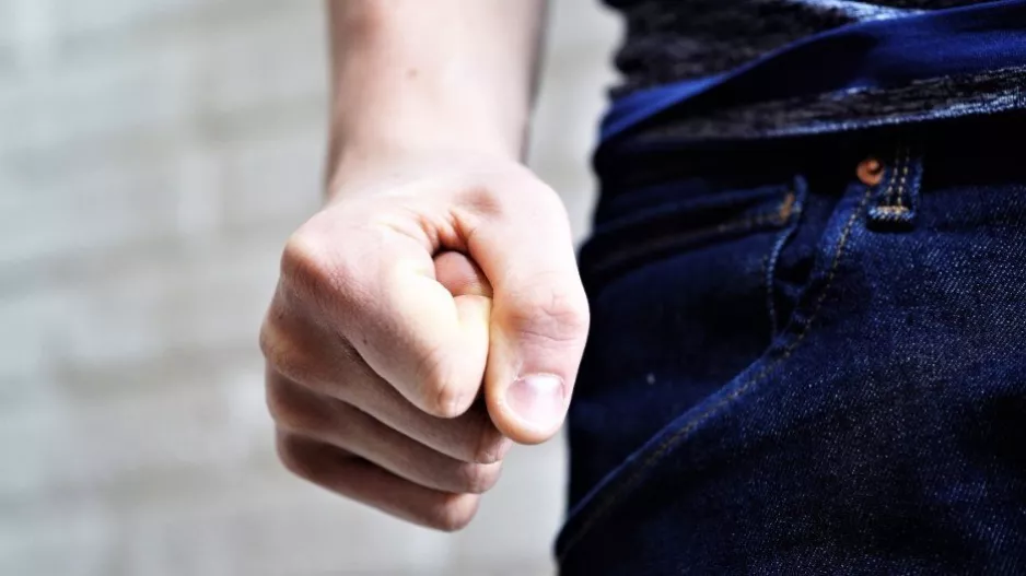 Χτύπησαν ανήλικο οπαδό της ΑΕΚ και άρπαξαν τη μπλούζα του