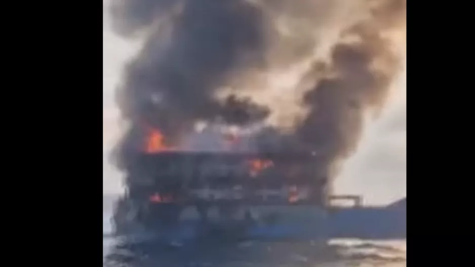 (BINTEO) Πανικόβλητοι επιβάτες πηδούν από φλεγόμενο πλοίο για να σωθούν