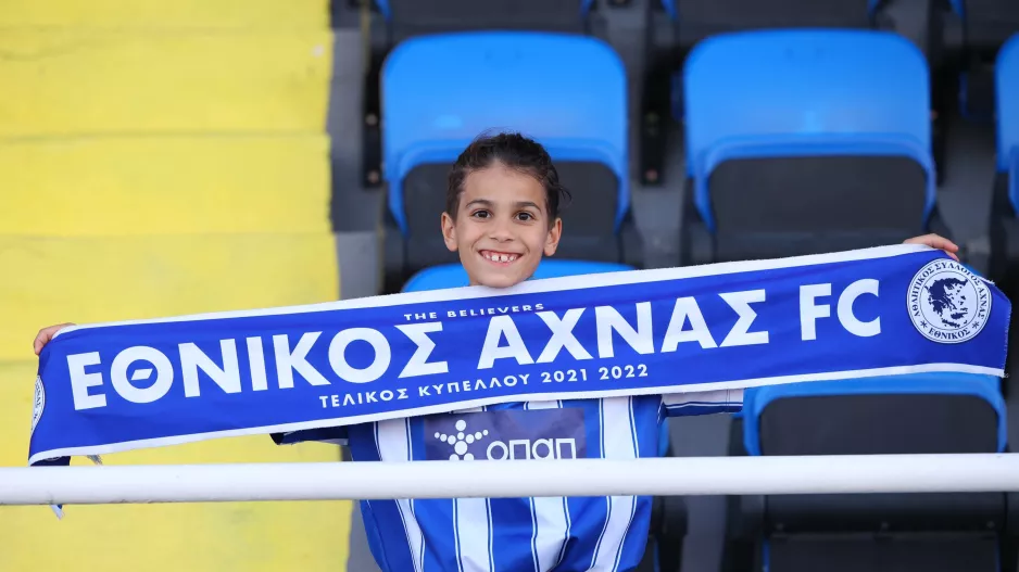 Με το κασκόλ!