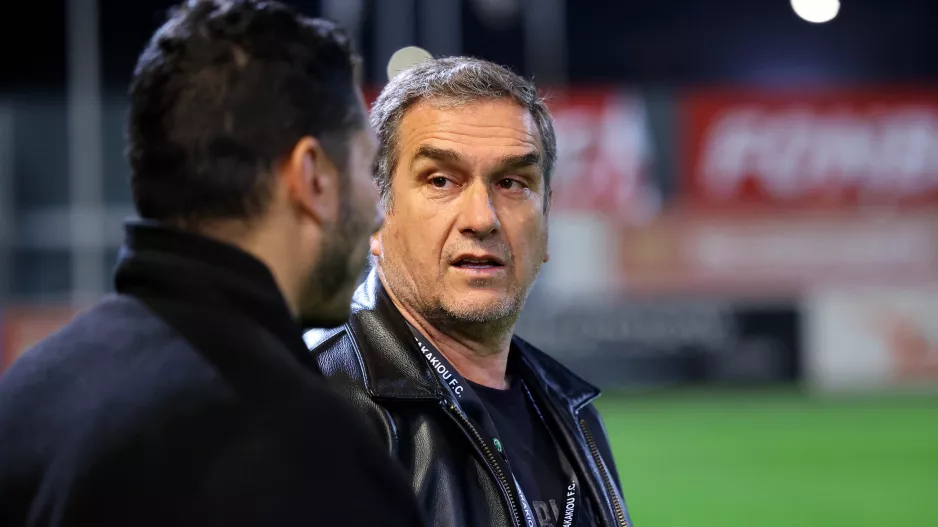 Ανανέωσε με Βούζα