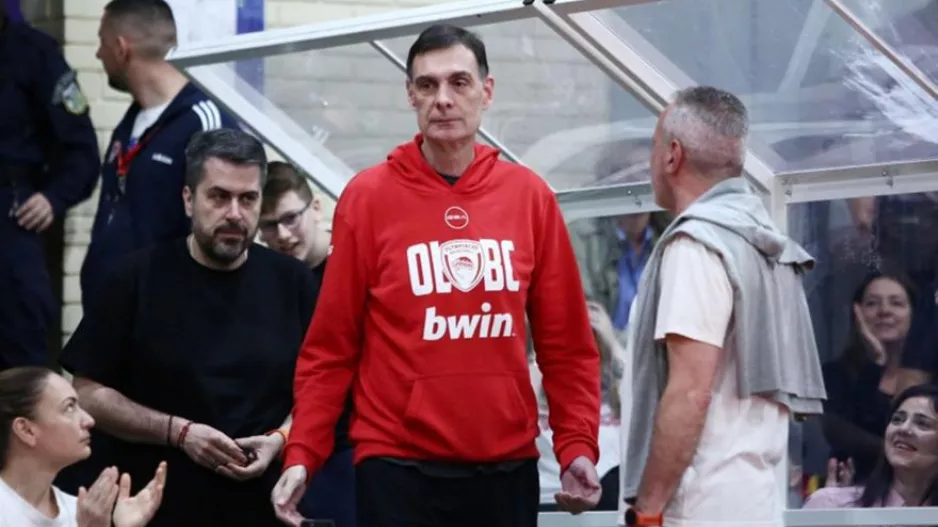 Μπαρτζώκας και παίκτες παρακολούθησαν το Ολυμπιακός-Παναθηναϊκός στο βοηθητικό του ΣΕΦ