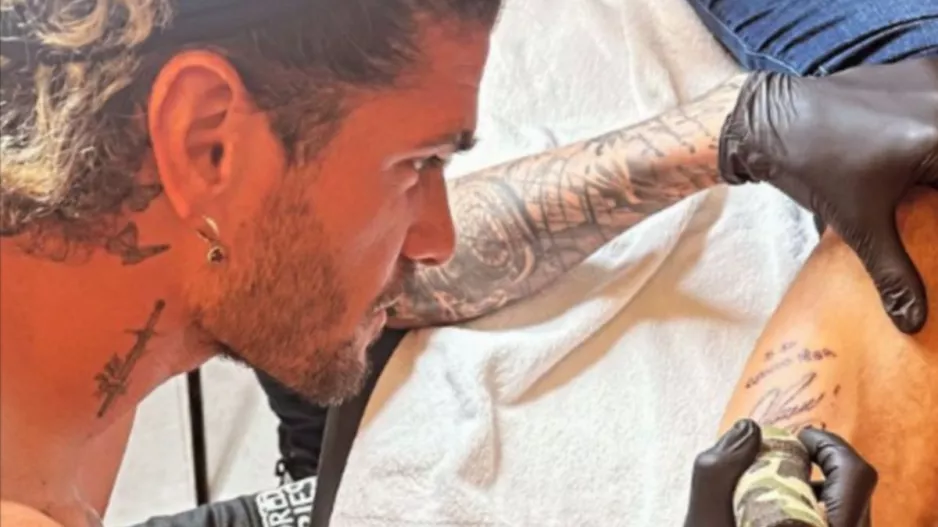 Σε ρόλο tattoo artist ο Ντε Πολ, υπέγραψε πάνω στο πόδι θαυμαστή του