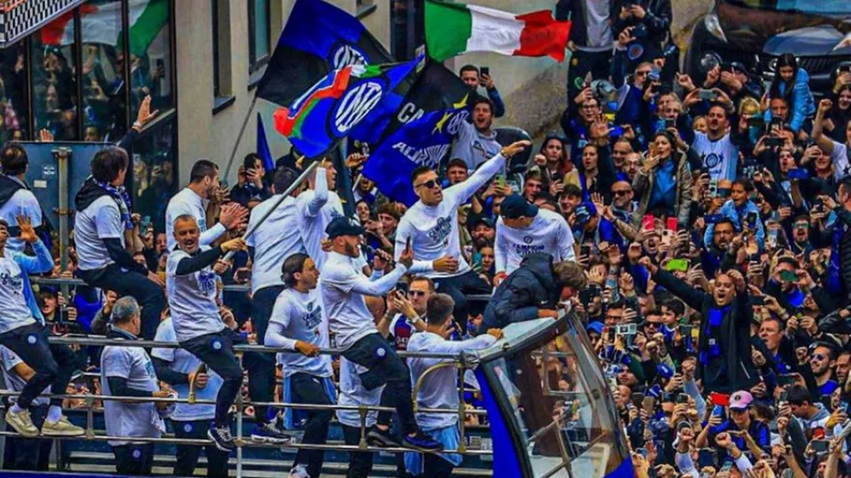 Βάφτηκε νερατζούρο το Μιλάνο: Γιόρτασε το Scudetto με παρέλαση η Ίντερ!