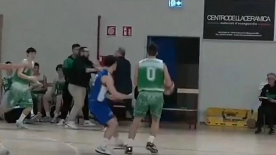 Διακόπηκε ματς γιατί... έπεσε ξύλο μεταξύ προπονητή και βοηθού! (βίντεο)