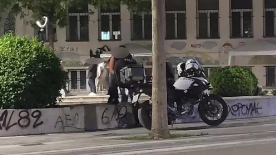 Αντρας έκανε στριπτίζ σε κεντρική πλατεία της Λάρισας