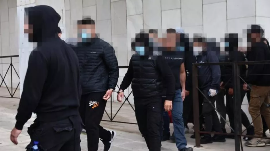 "Ο γιος μου είχε πάει απλά να παρακολουθήσει το ματς και βρέθηκε κατηγορούμενος"