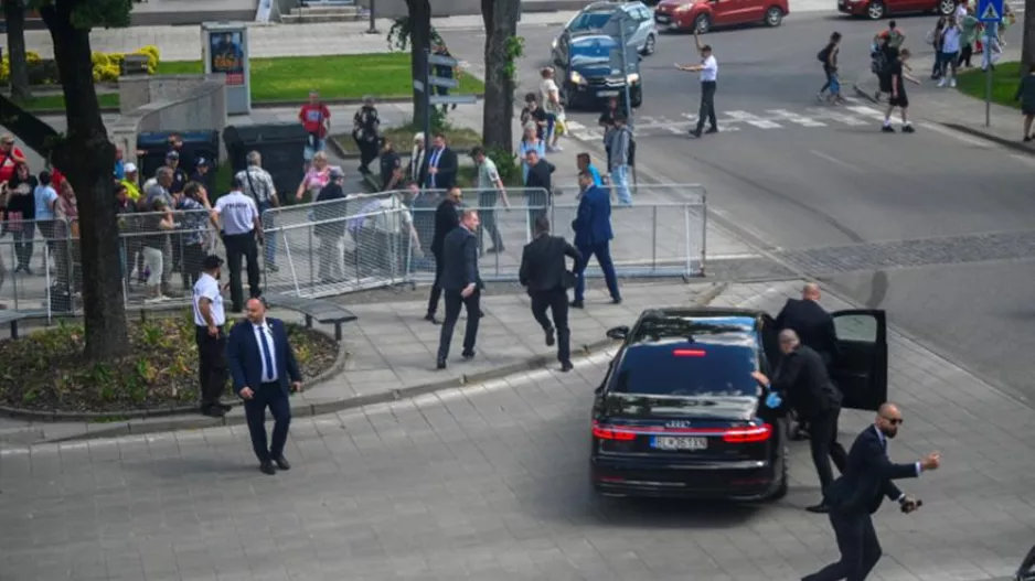 Σοκ στην Σλοβακία: Πυροβολήθηκε σε πολιτιστικό κέντρο ο πρωθυπουργός της χώρας!
