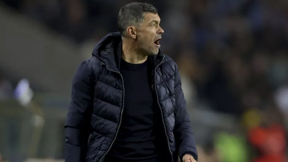 Ο Βίλας-Μπόας σπρώχνει τον Κονσεϊσάο στην πόρτα των ροσονέρι