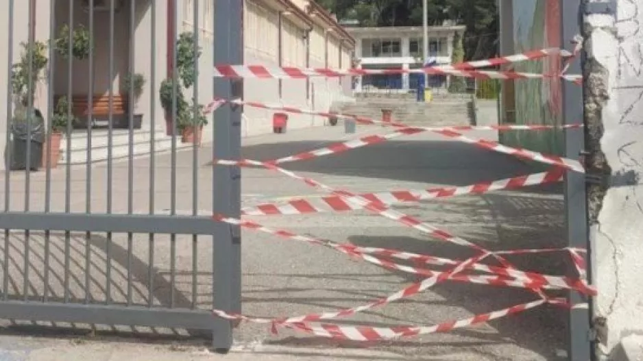 Πόρτα καταπλάκωσε μαθητές σε Δημοτικό στην Ελλάδα