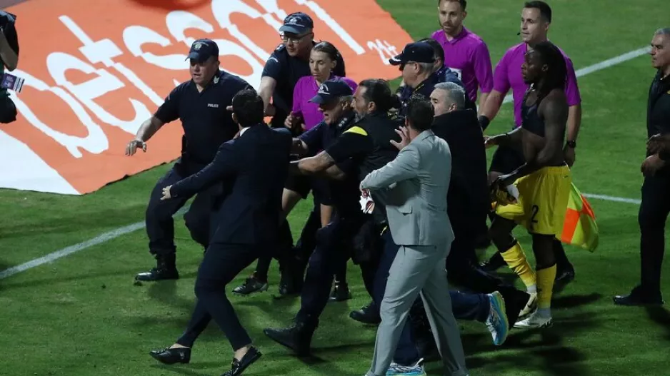 (Άρης) "Κλοπή- Η ξεφτίλα σας δεν έχει όρια"