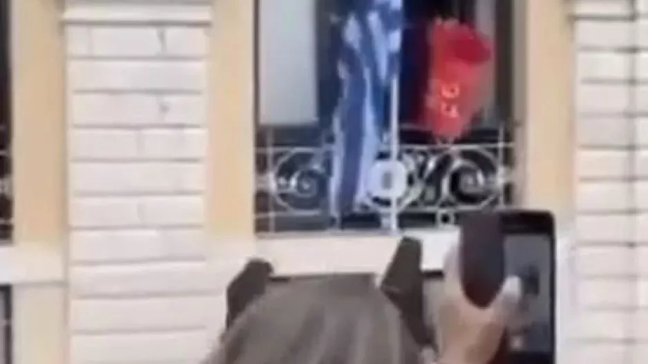 (ΒΙΝΤΕΟ) Aτύχημα στην πρώτη Ανάσταση της Κέρκυρας -"Έφαγε" μπότη στο κεφάλι