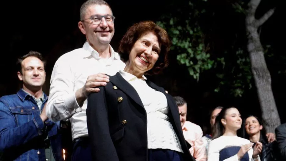 Η νέα πρόεδρος αποκάλεσε τη χώρα "Μακεδονία" στην ορκωμοσία της - Αποχώρησε η Ελληνίδα πρέσβης