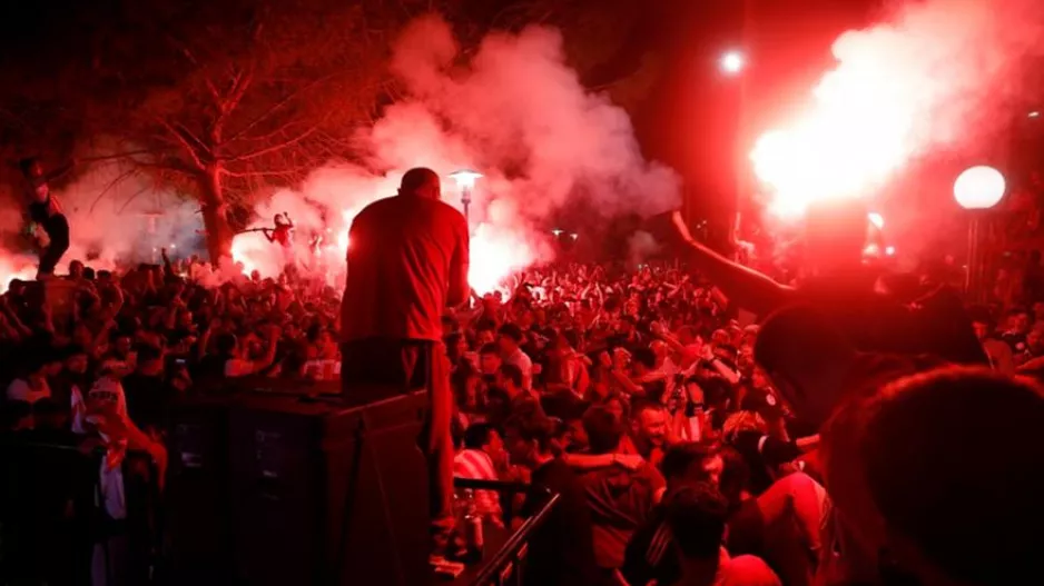 Φωτιά στην πλατεία Κοραή στο γκολ του Ολυμπιακού - Καίγεται ο Πειραιάς!