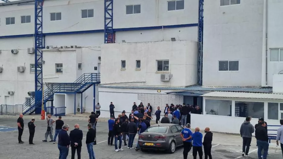 Προσέξτε κύριοι... 