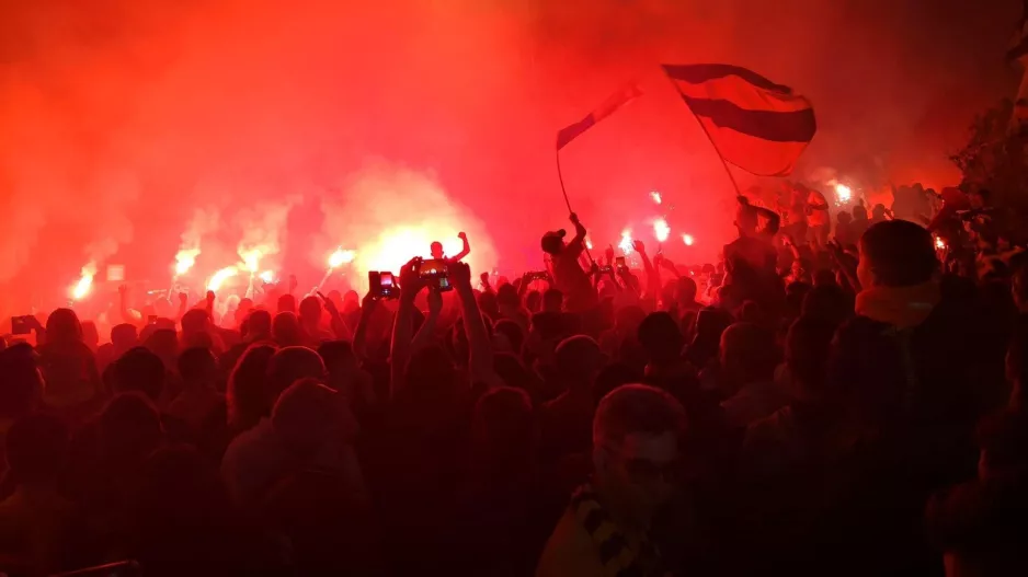 Πορτοκαλί/"Πάμε να το φέρουμε...Τα μάτια μας δεκατέσσερα σε όλες τις κερκίδες"