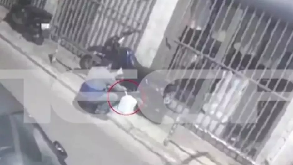 Κλέφτης με μπιτόνι και σωλήνα αδειάζει τα καύσιμα από τις μηχανές