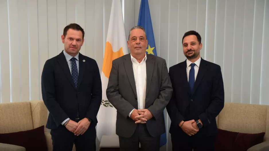 Υπέγραψε οδηγία για τους στρατεύσιμους αθλητές ο Υπουργός