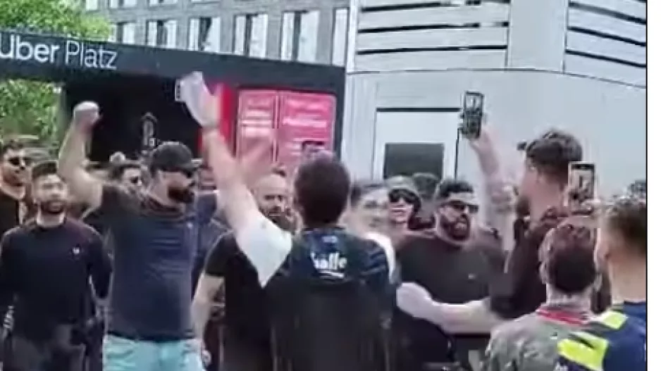 (ΒΙΝΤΕΟ CB-kerkida) Ένταση των οπαδών Φενέρ με Έλληνες φιλάθλους
