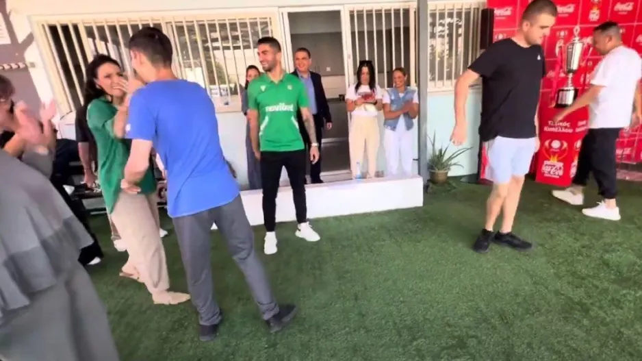 Ιωάννης και Μάριος έπαιξαν μπαλίτσα και... πρόσφεραν χαμόγελα! (Φώτος/Βίντεο)