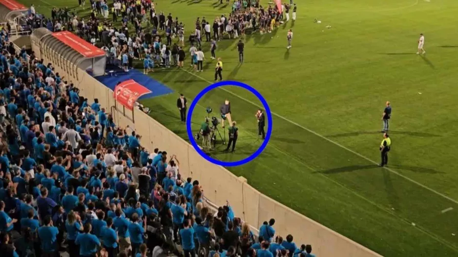 Τους χειροκρότησε και τον... χειροκρότησαν