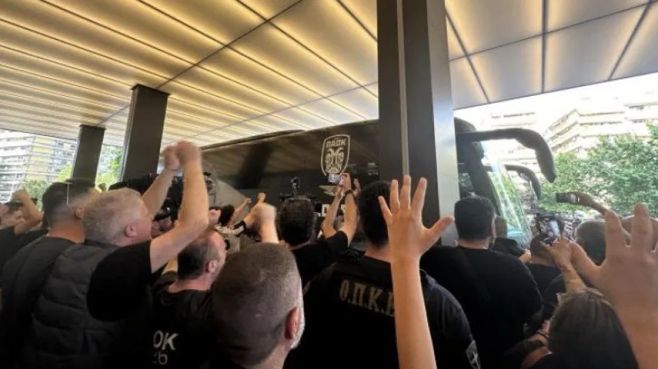 Πανζουρλισμός στην αναχώρηση του ΠΑΟΚ: "Να' τοι, να' τοι οι πρωταθλητές"!