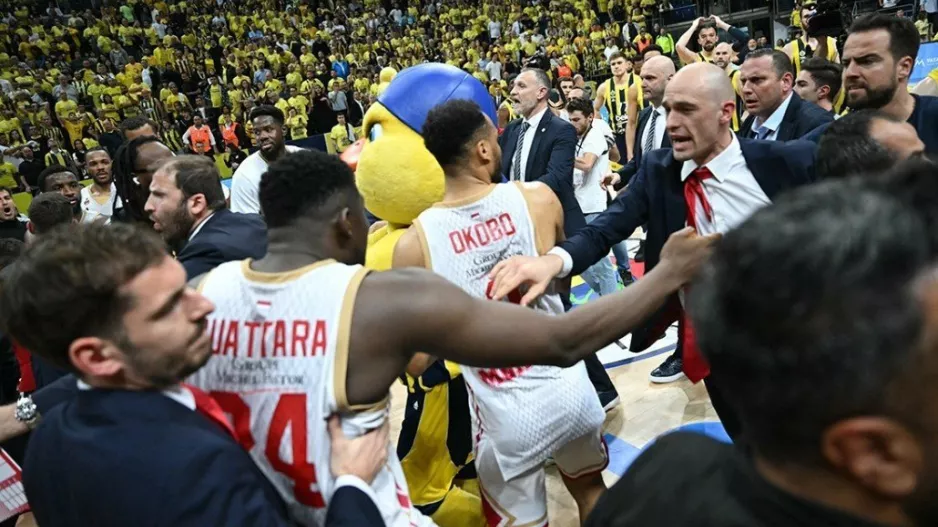 Φενέρ - Μονακό: Χαμός μετά το τέλος με παίκτες των φιλοξενούμενων και Τούρκους οπαδούς