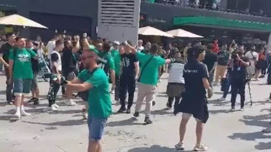 «ΠΑΟ ολέ» τραγουδούν οι οπαδοί του ΠΑΟ έξω από την Uber Arena