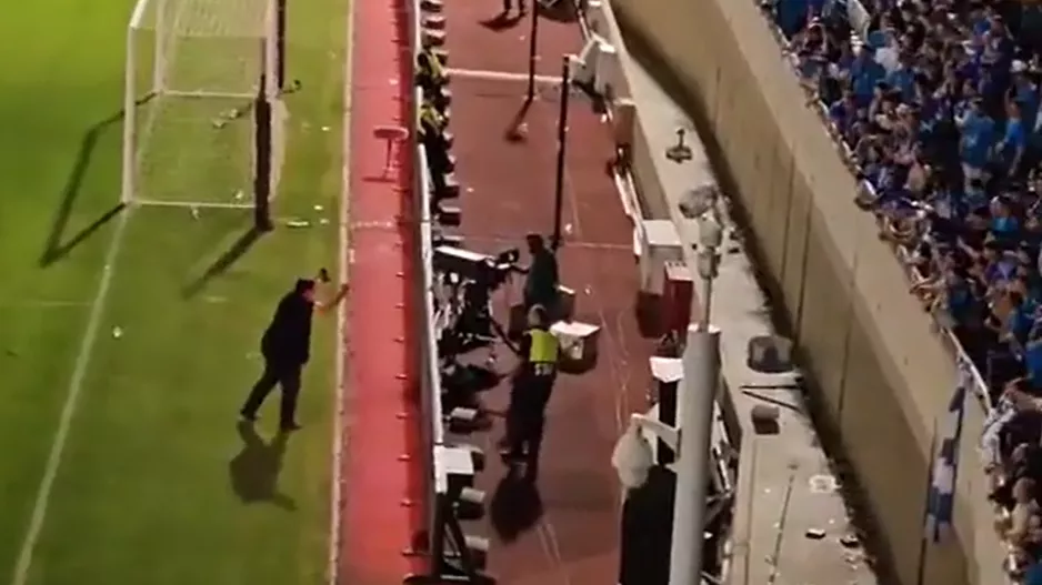 Στην εξέδρα με υψωμένες γροθιές ο Χρύσανθος Σαββίδης (βίντεο kerkida)
