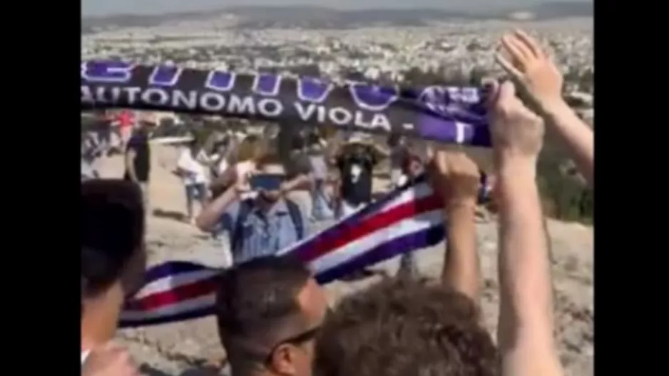 Φίλαθλοι της Φιορεντίνα στην Ακρόπολη πριν τον τελικό του Conference League
