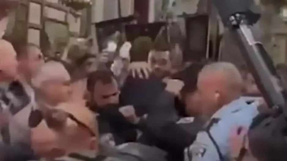 Ελεύθερος ο Έλληνας αστυνομικός που συνελήφθη κατά τη τελετή του Αγίου Φωτός